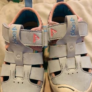 Plae shoes in Sz 8.5. Perfect for summer weather.